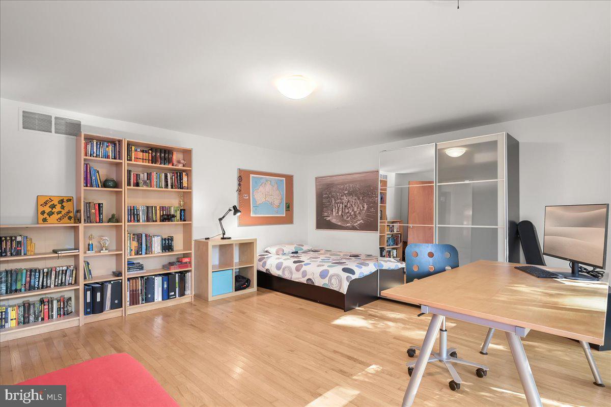 CARDEROCK SPRINGS - Residential