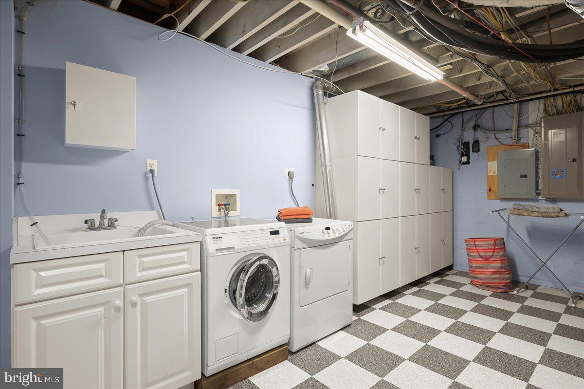 CARDEROCK SPRINGS - Residential