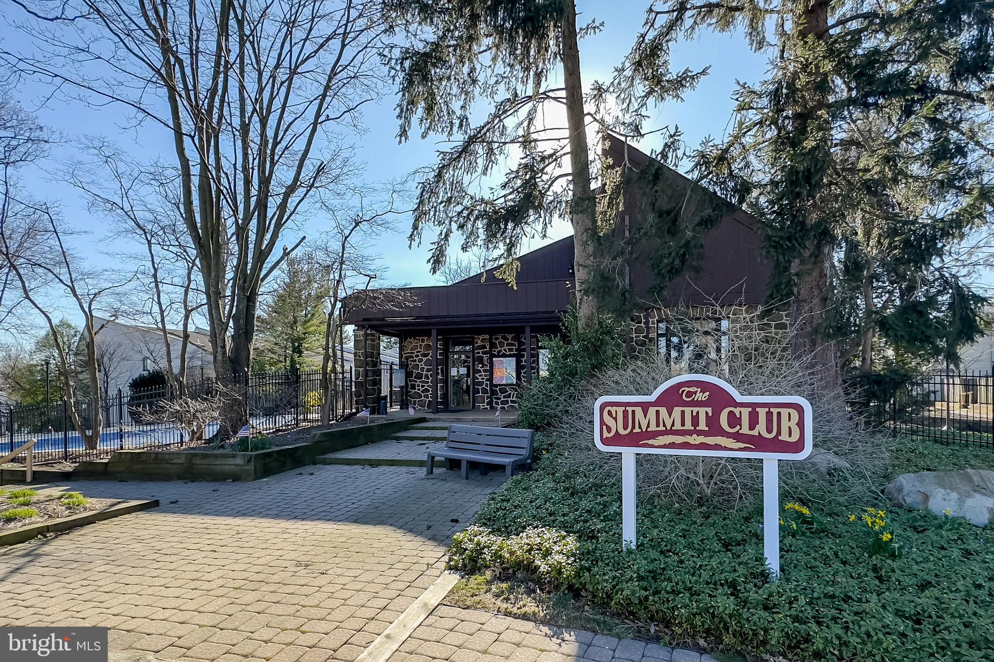 SUMMIT HOUSE - Residential