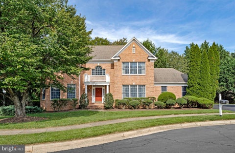 Photo of 603 Carters Glen Court SW, VIENNA, VA 22180 (MLS # VAFX2345322)