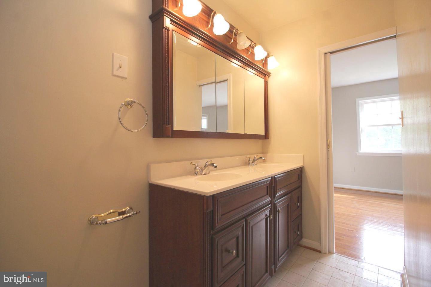 COURTHOUSE SQUARE - Residential Lease