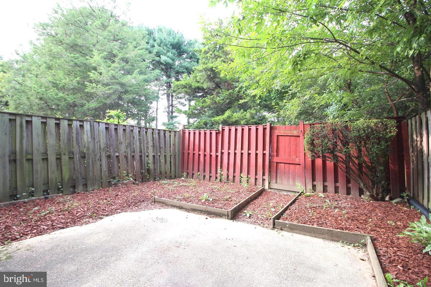 COURTHOUSE SQUARE - Residential Lease