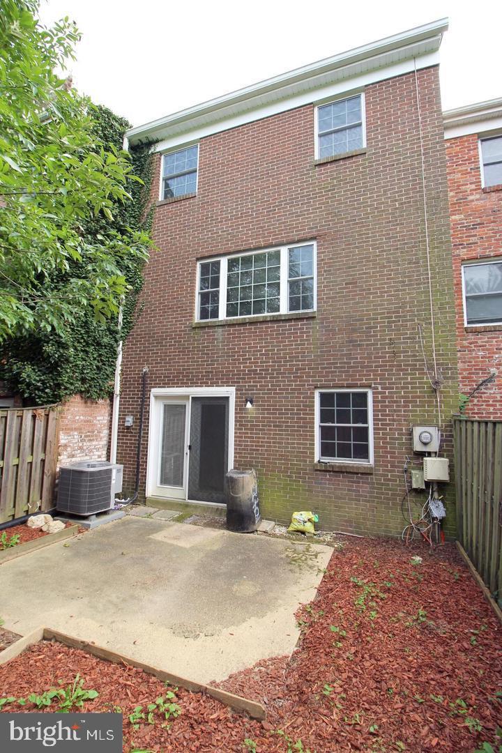 COURTHOUSE SQUARE - Residential Lease