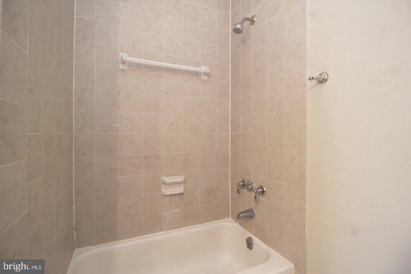 COURTHOUSE SQUARE - Residential Lease