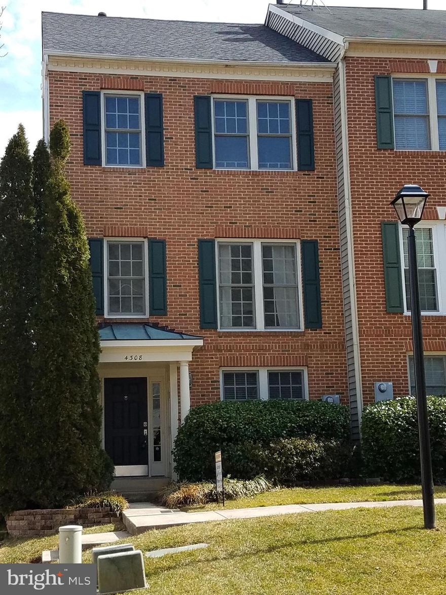 End Unit Townhome in Fair Lakes! Great Gourmet KIT w/open floor plan thru dining & living area! HW and Carpeting throughout. Large MBR w/ Spacious master bath w/ separate soaking tub & stand up shower! 2-Car Garage & den on walk out level! Within walking distance to pools, tot-lots and tennis courts! New Roof/Warranty and Composite Deck! Perfect Commuter Location: I-66,Fairfax County PKWY and Route 28. Minutes from Fair Oaks Mall, Fairfax Corner, Fair Lakes Shopping Center, Costco, Wegmans, Whole Foods and many choices of restaurants within minutes.