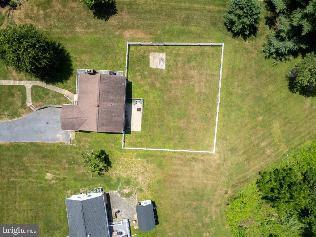 MONTGOMERY KNOLLS - Residential