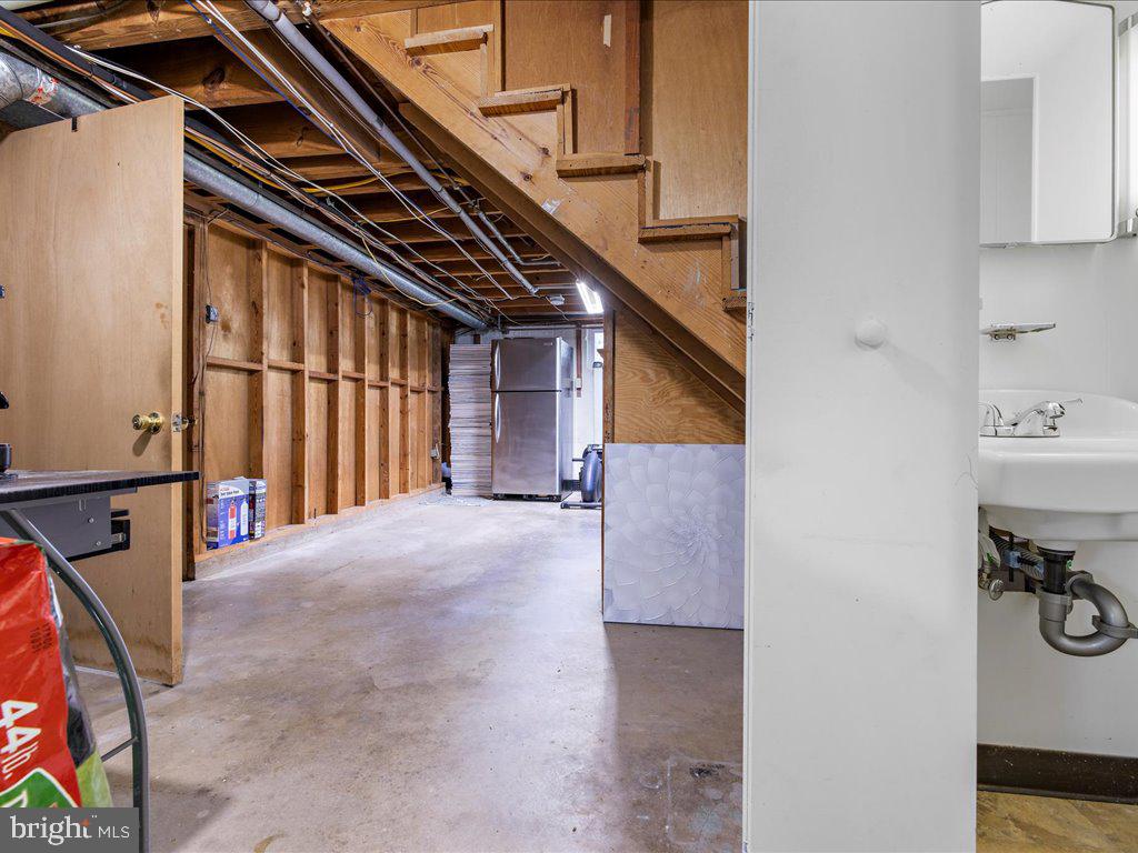 MONTGOMERY KNOLLS - Residential