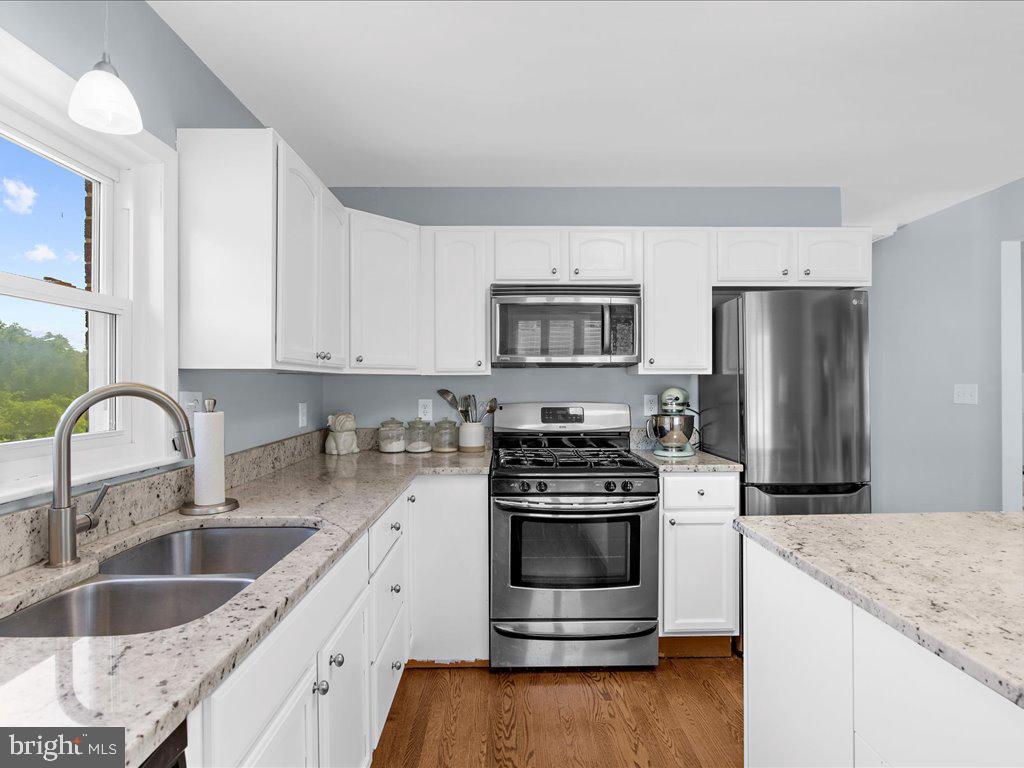 MONTGOMERY KNOLLS - Residential