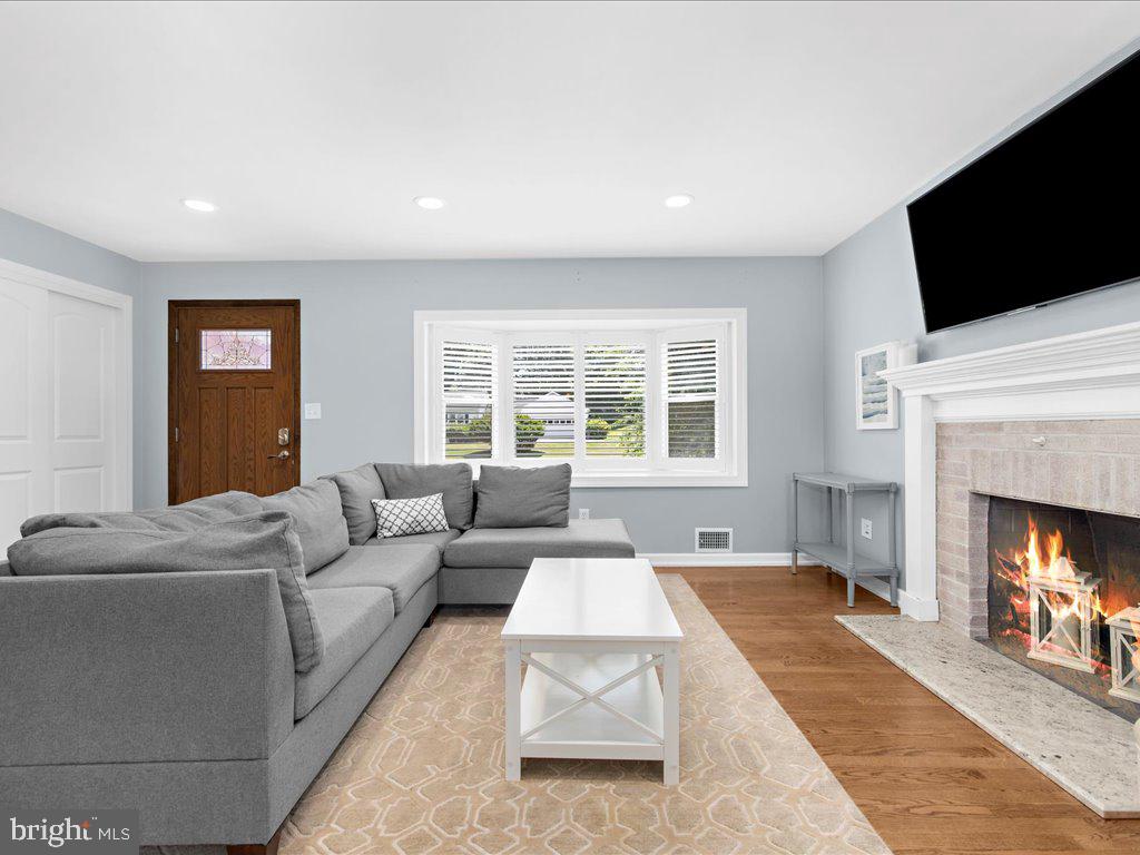 MONTGOMERY KNOLLS - Residential