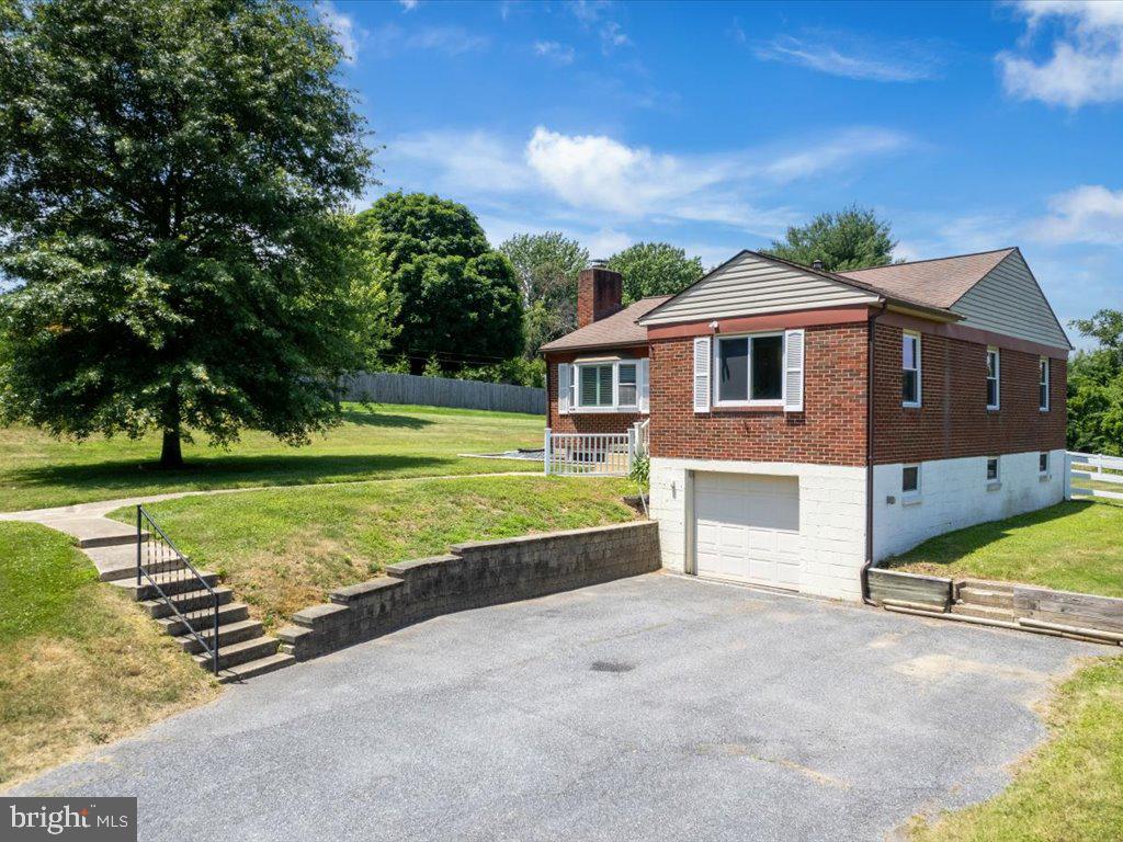 MONTGOMERY KNOLLS - Residential