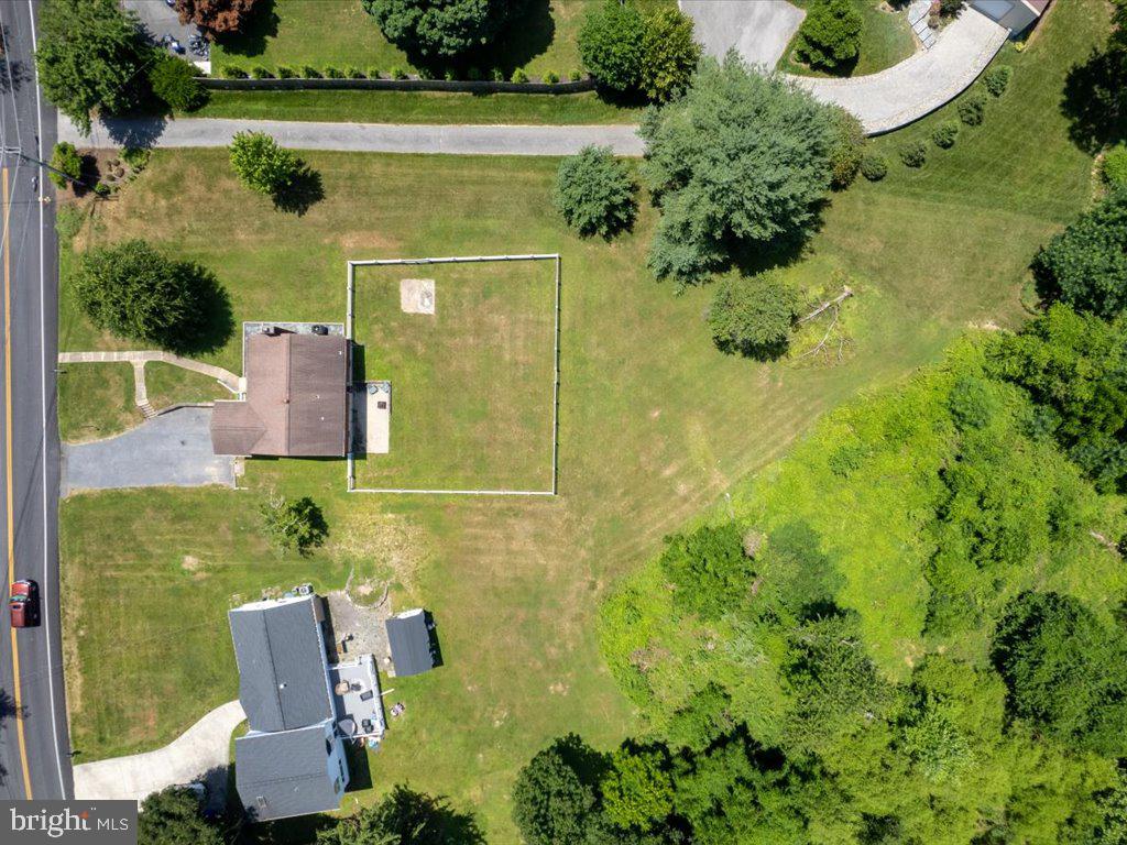 MONTGOMERY KNOLLS - Residential