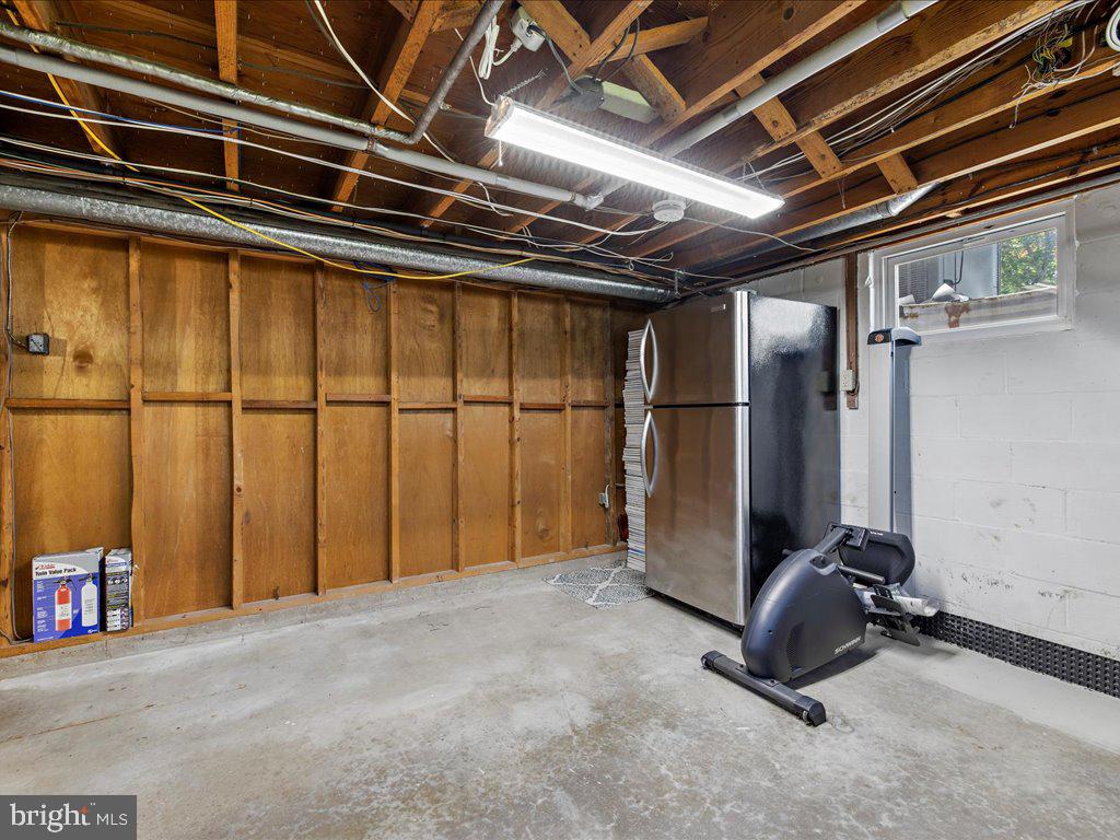 MONTGOMERY KNOLLS - Residential