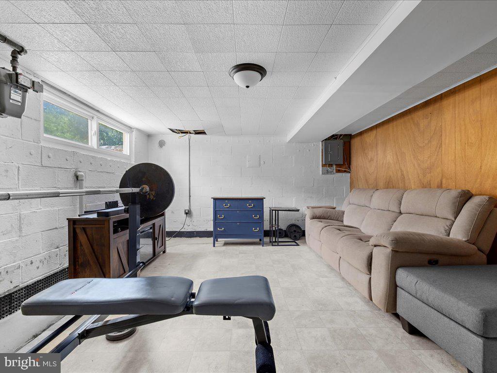 MONTGOMERY KNOLLS - Residential