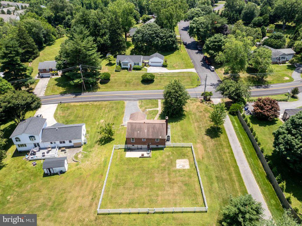 MONTGOMERY KNOLLS - Residential