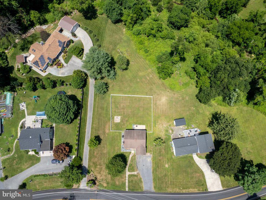 MONTGOMERY KNOLLS - Residential