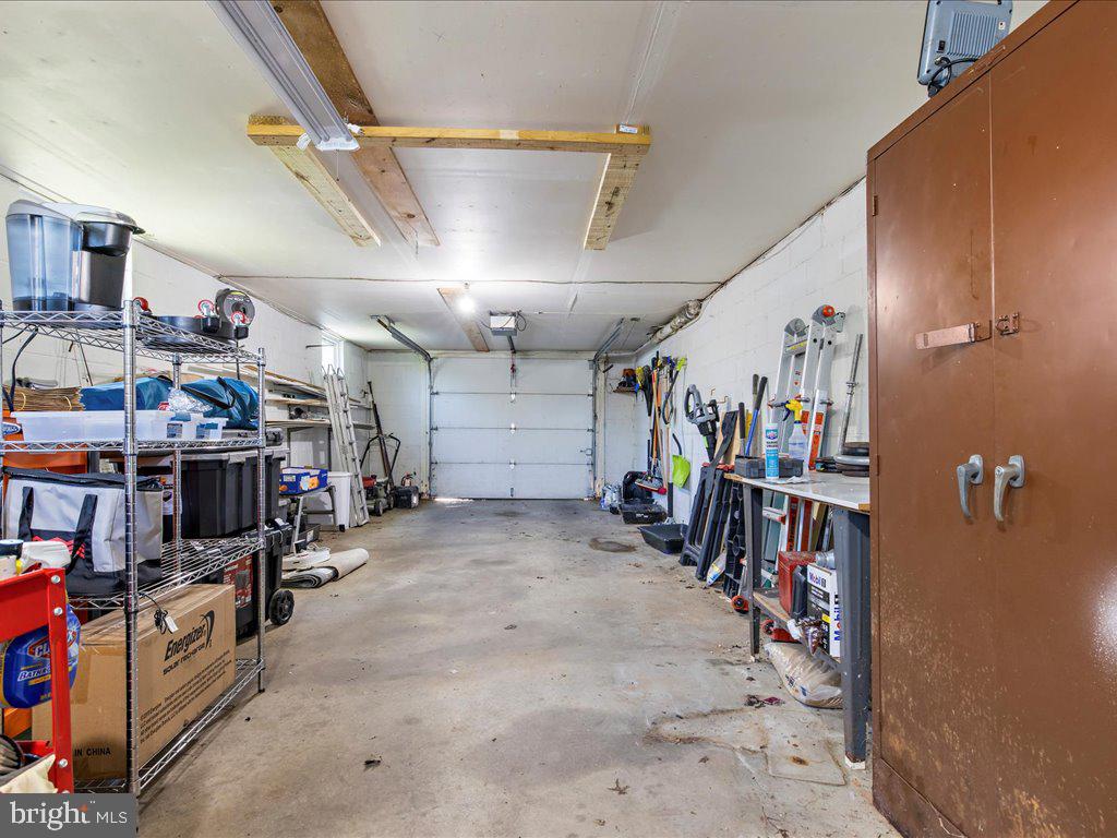 MONTGOMERY KNOLLS - Residential