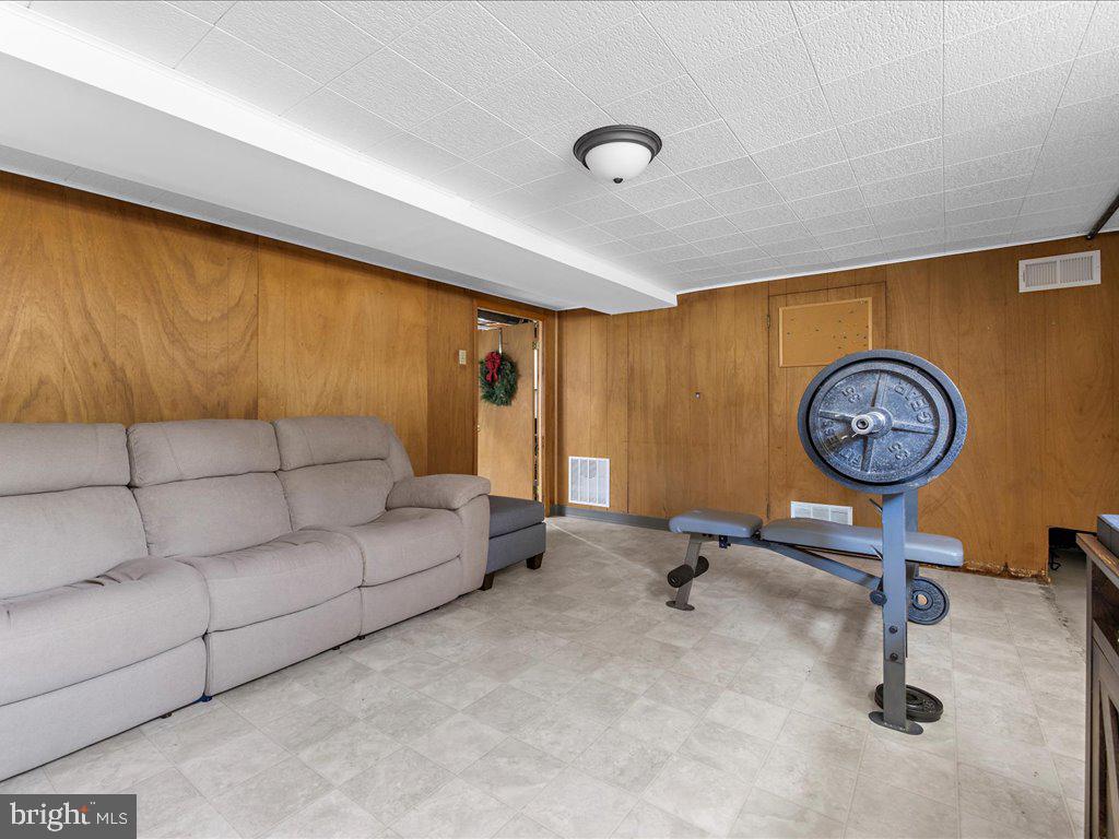 MONTGOMERY KNOLLS - Residential