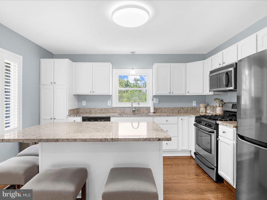 MONTGOMERY KNOLLS - Residential