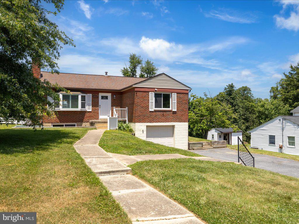 MONTGOMERY KNOLLS - Residential