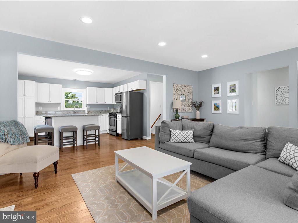 MONTGOMERY KNOLLS - Residential