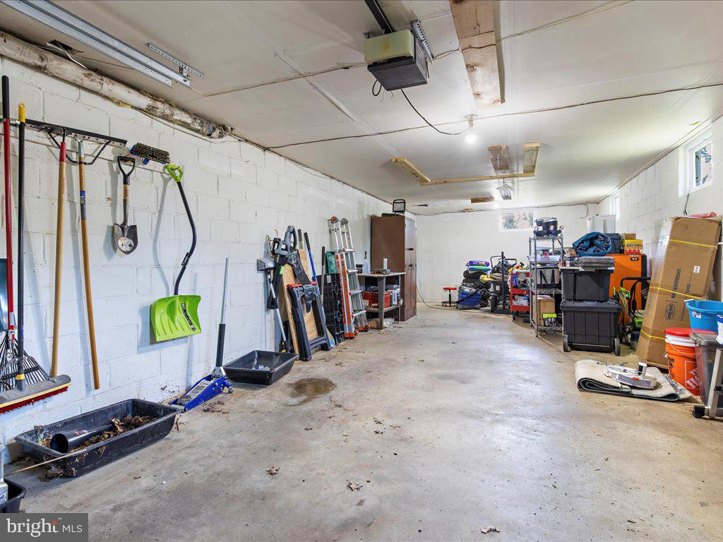 MONTGOMERY KNOLLS - Residential