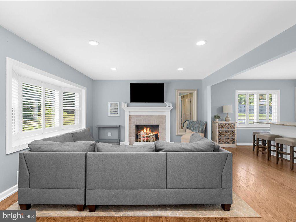 MONTGOMERY KNOLLS - Residential