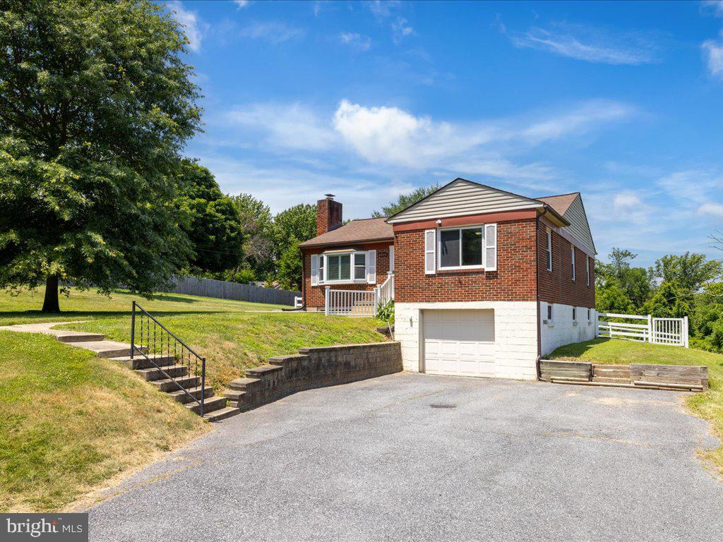 MONTGOMERY KNOLLS - Residential