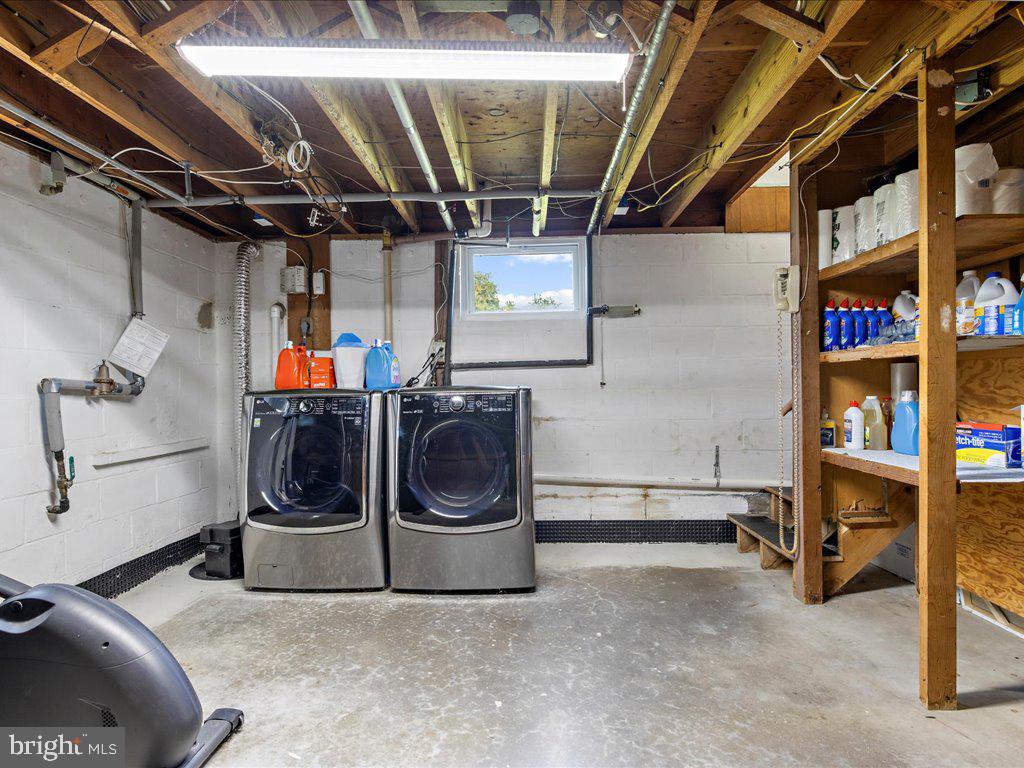 MONTGOMERY KNOLLS - Residential