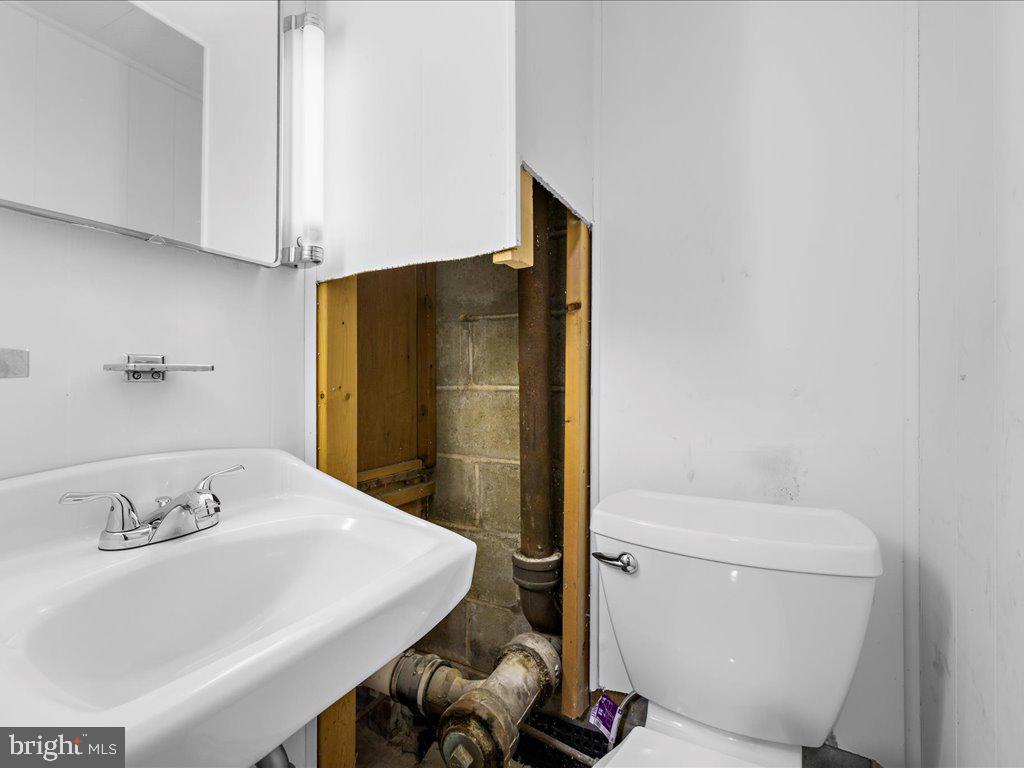 MONTGOMERY KNOLLS - Residential