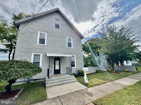 Photo of 70 Pine Street, BEVERLY, NJ 08010 (MLS # NJBL2097464)