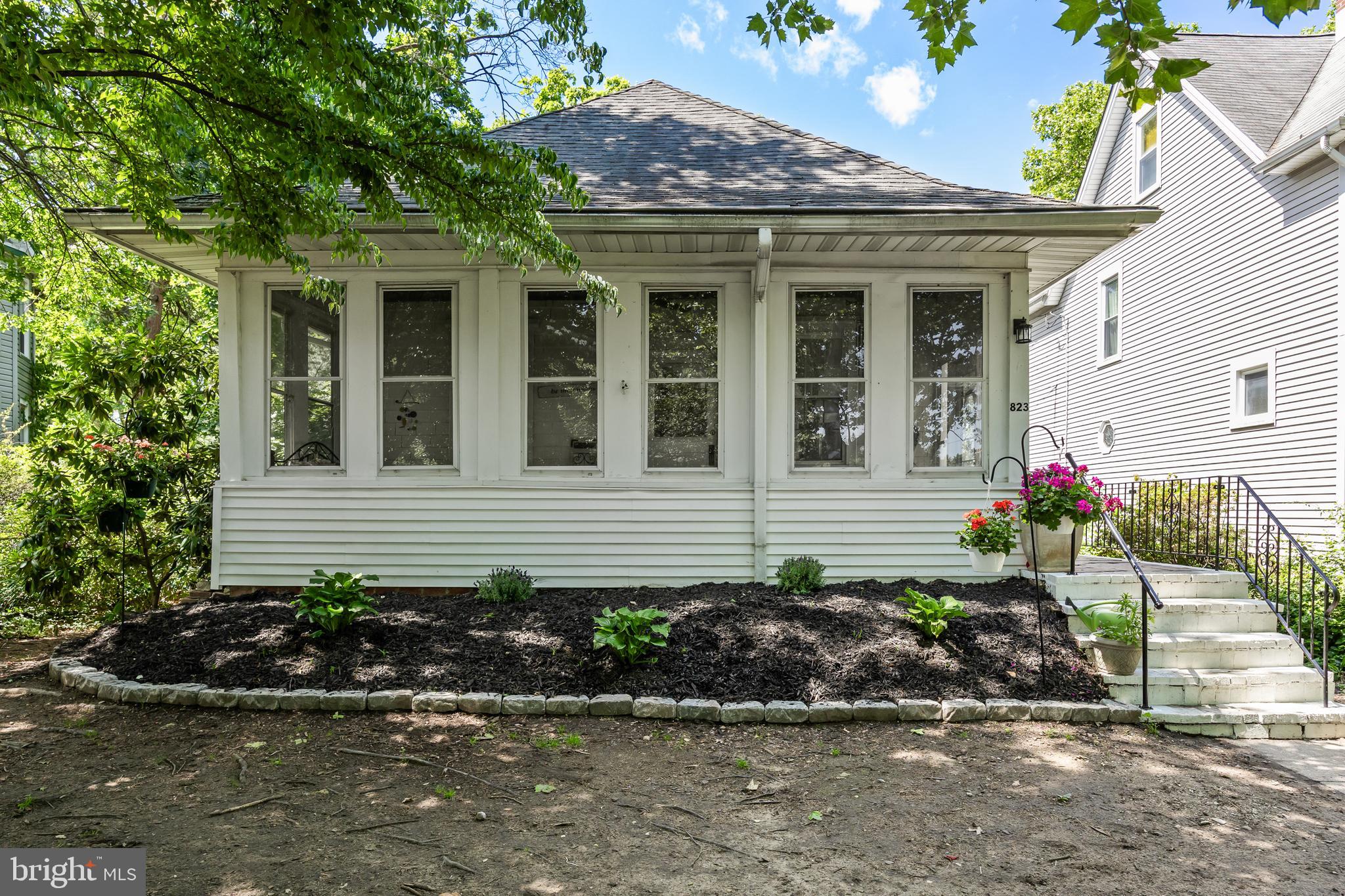 823 COLUMBIA AVENUE