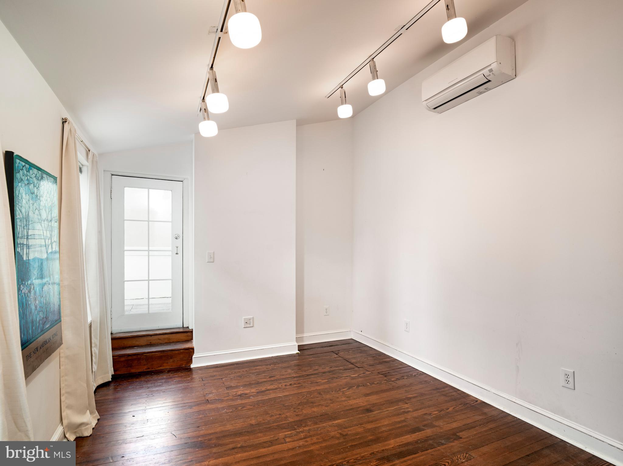 QUEEN VILLAGE - Residential