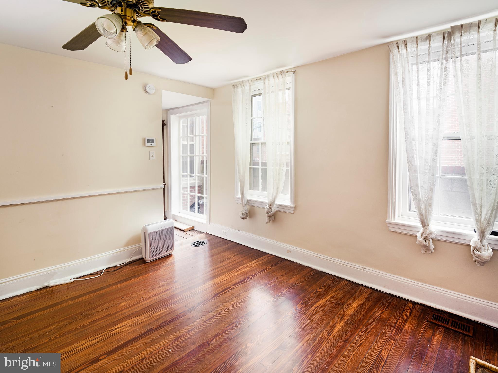 QUEEN VILLAGE - Residential