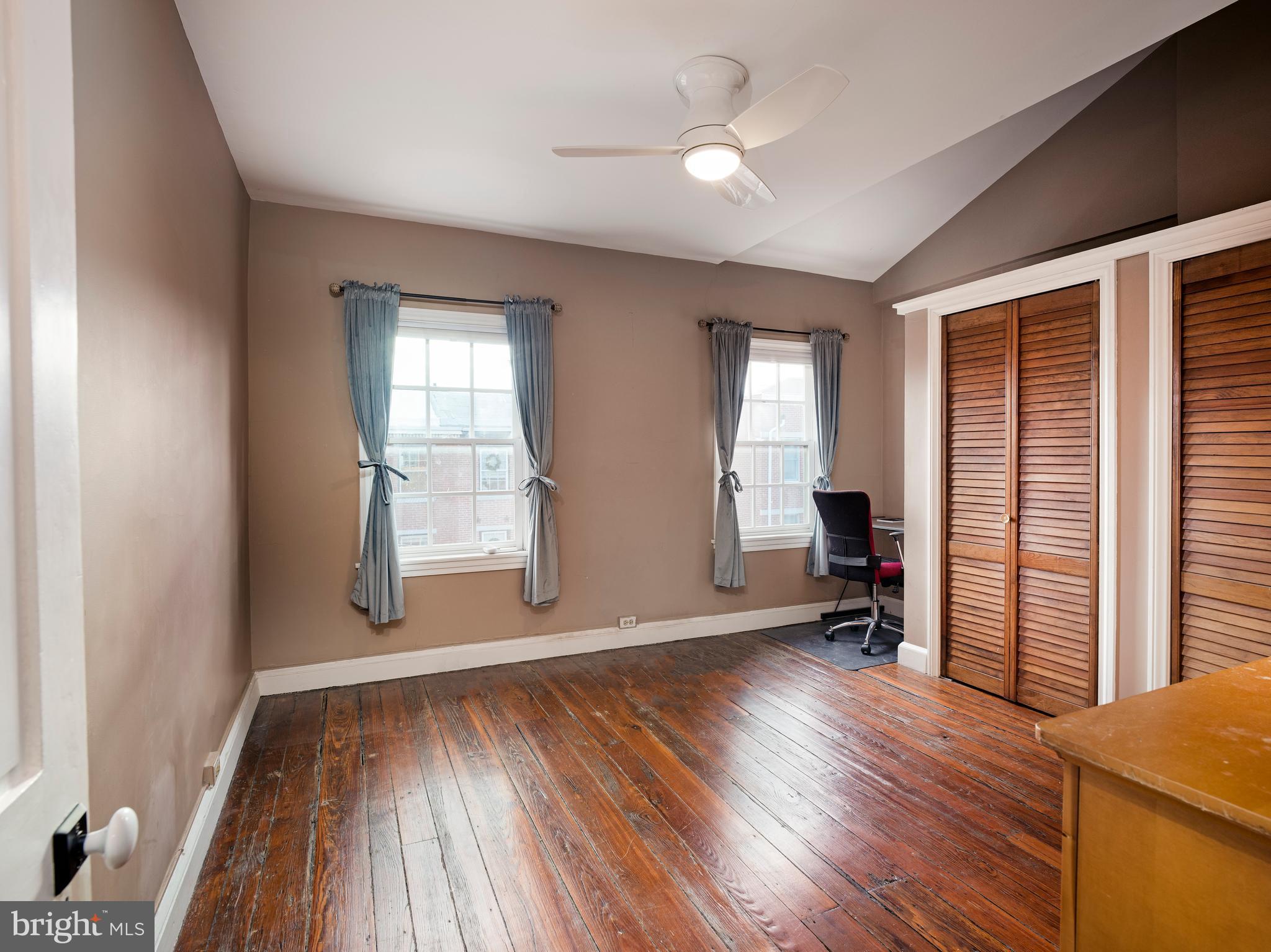 QUEEN VILLAGE - Residential