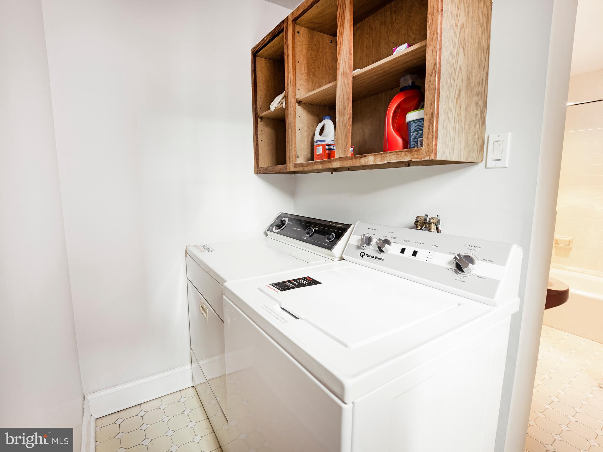 QUEEN VILLAGE - Residential