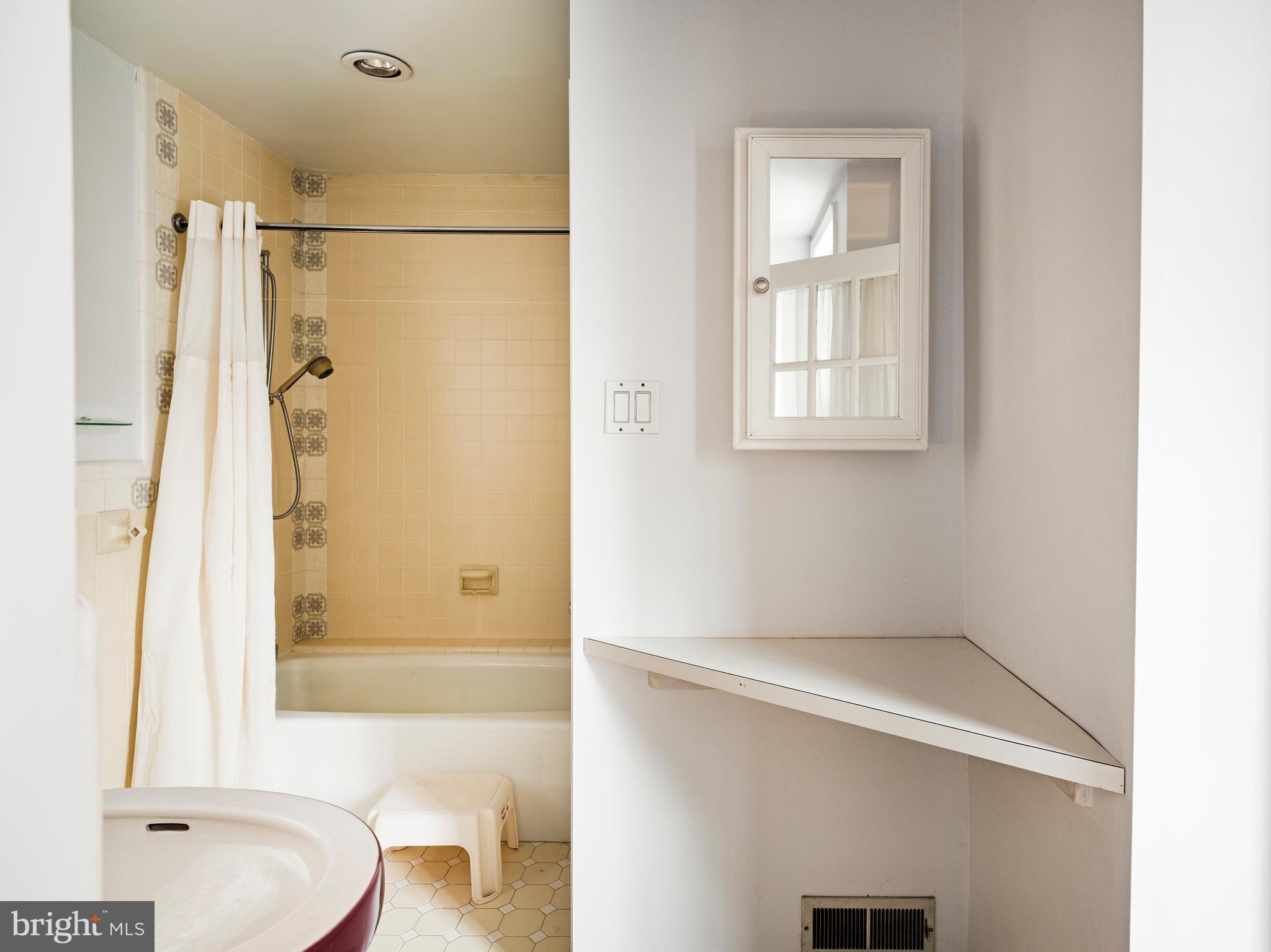 QUEEN VILLAGE - Residential