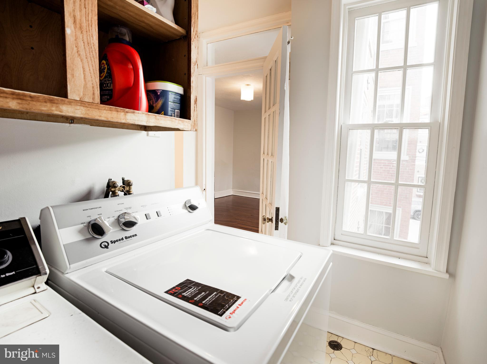 QUEEN VILLAGE - Residential