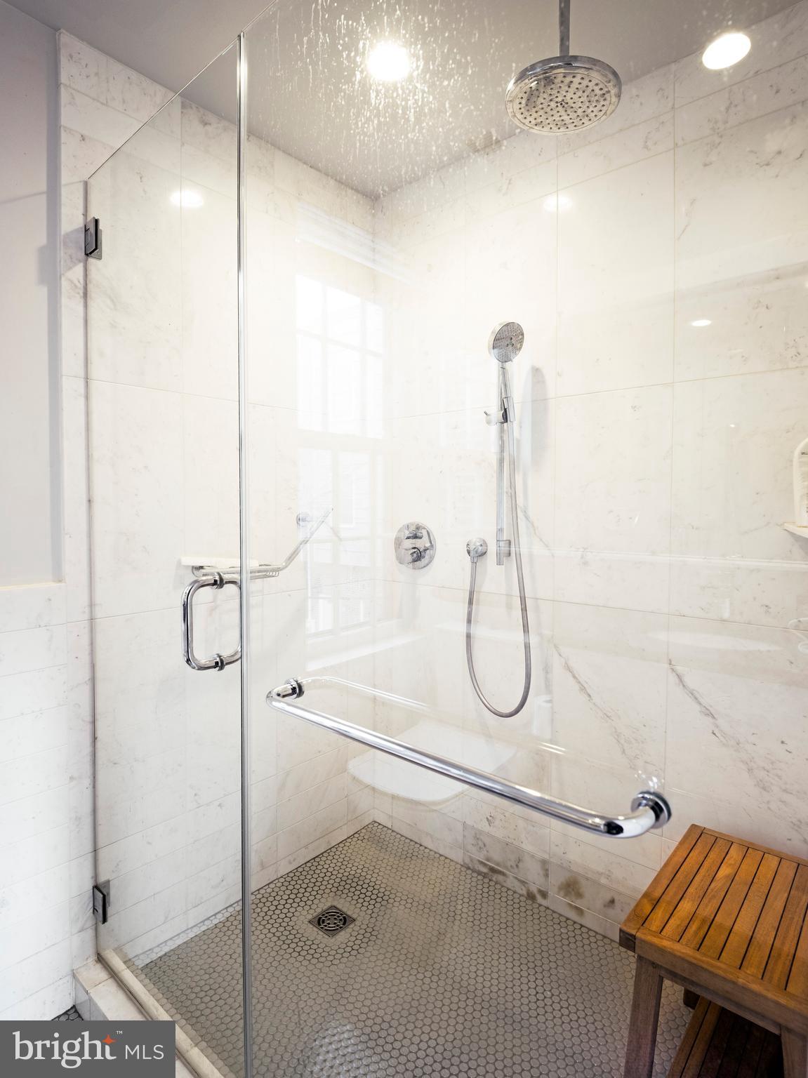 QUEEN VILLAGE - Residential