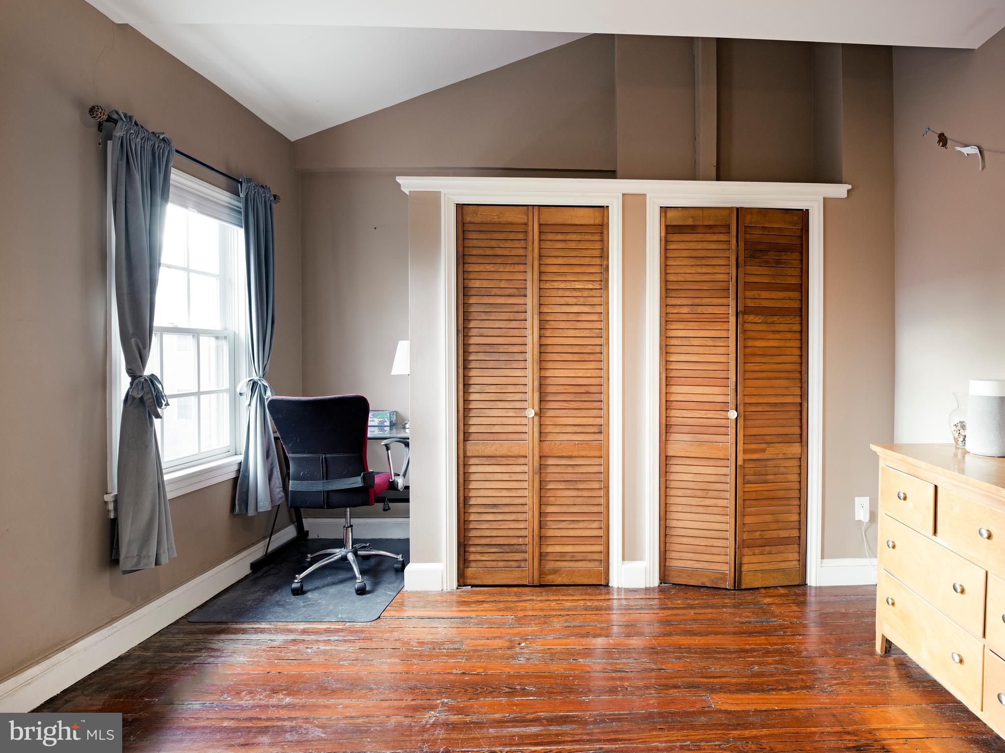 QUEEN VILLAGE - Residential