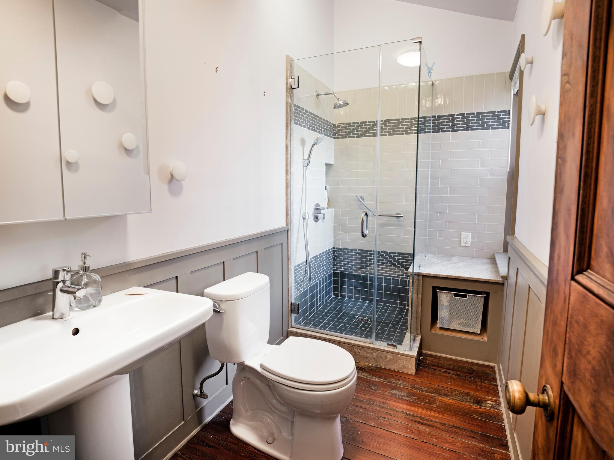 QUEEN VILLAGE - Residential