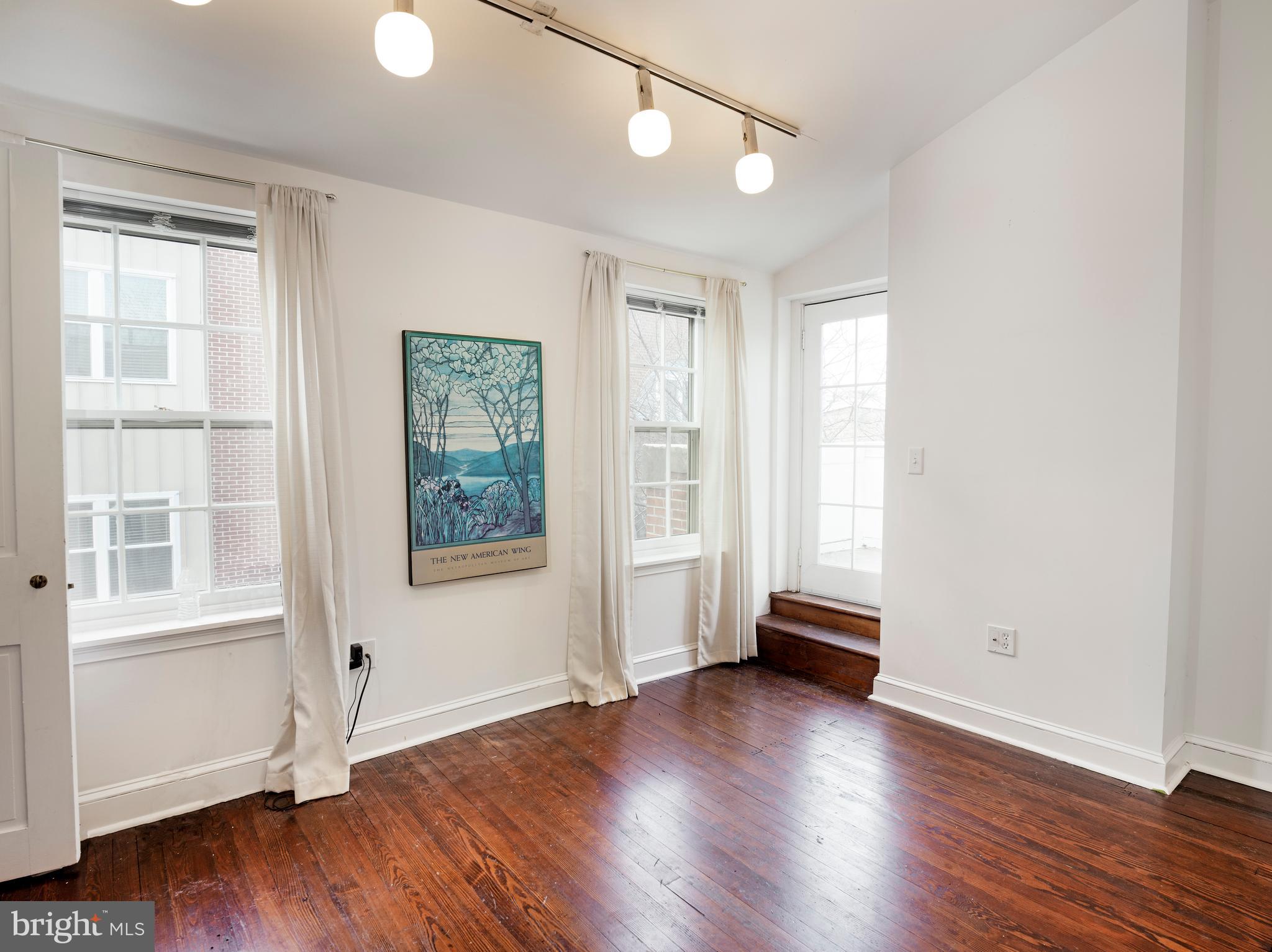 QUEEN VILLAGE - Residential