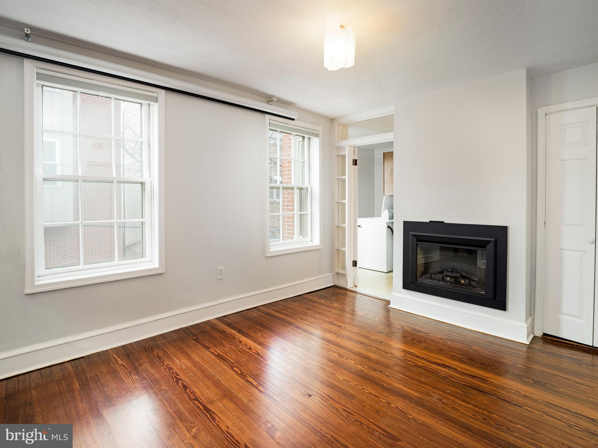 QUEEN VILLAGE - Residential