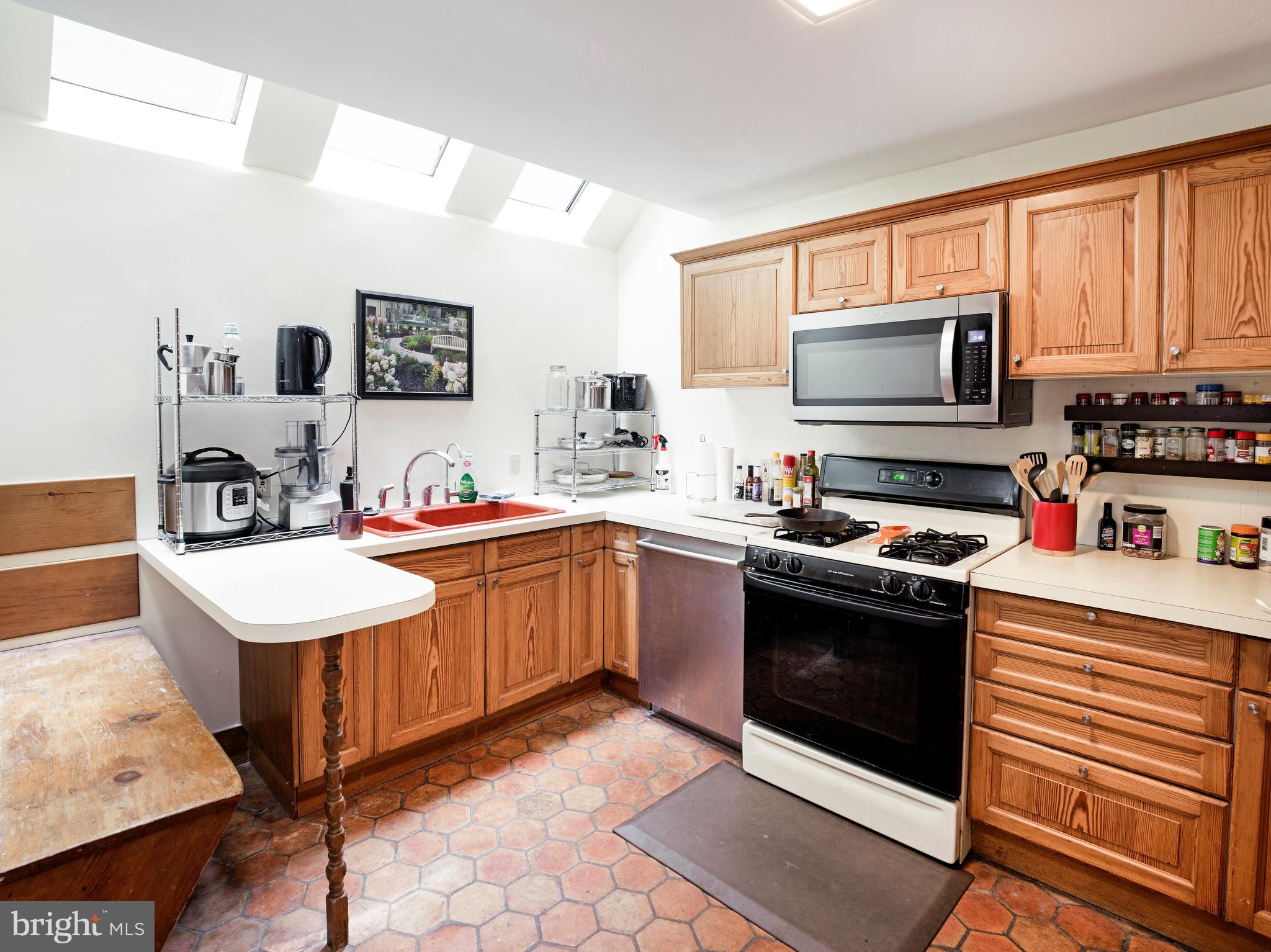 QUEEN VILLAGE - Residential