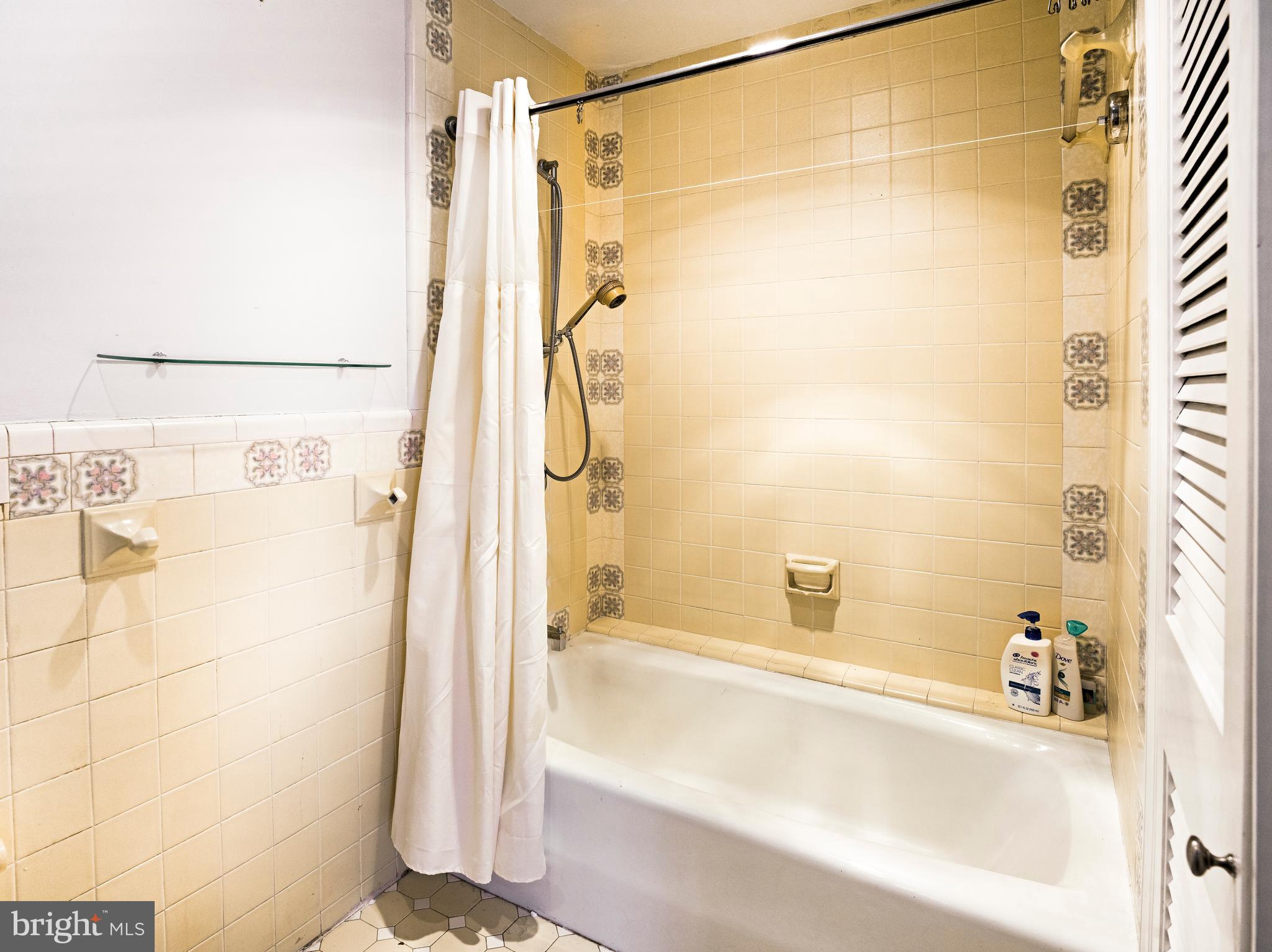 QUEEN VILLAGE - Residential