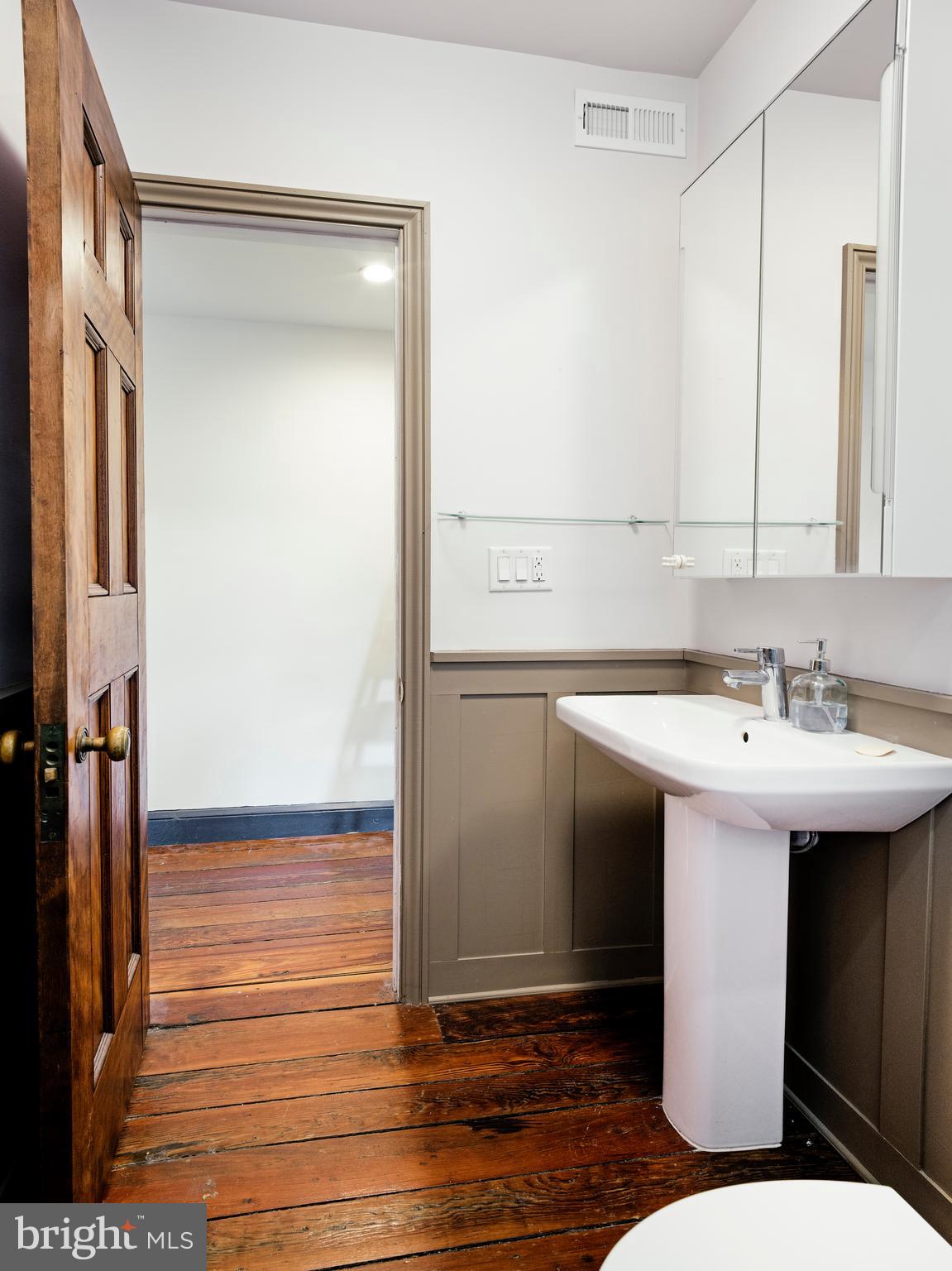 QUEEN VILLAGE - Residential