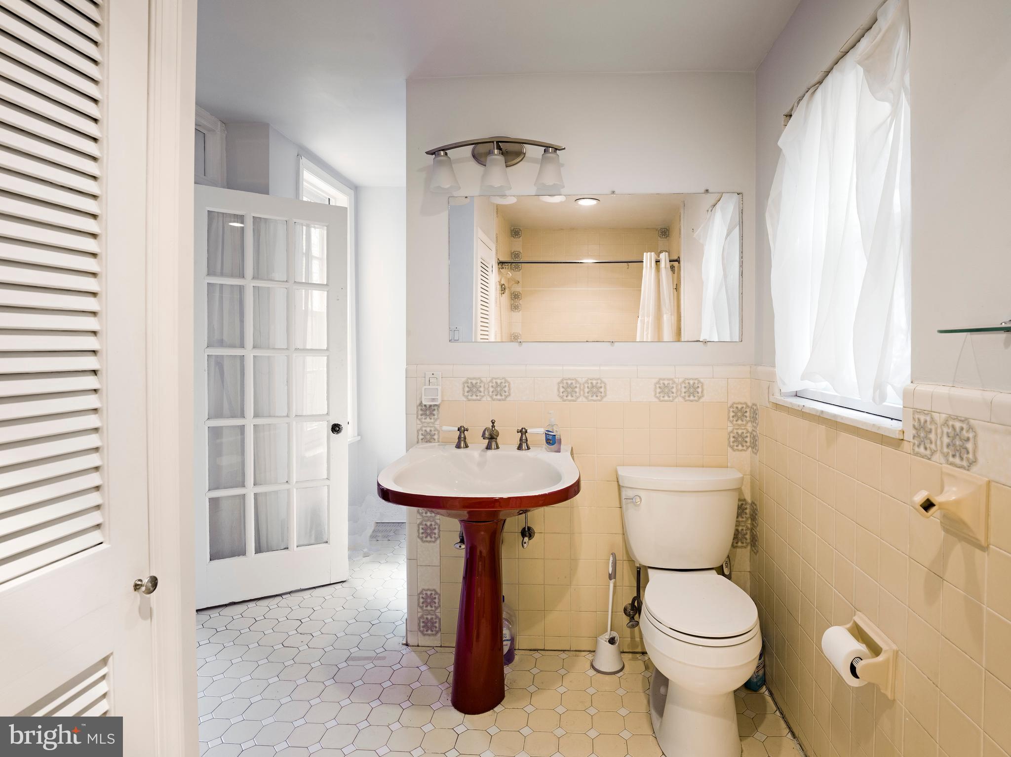 QUEEN VILLAGE - Residential