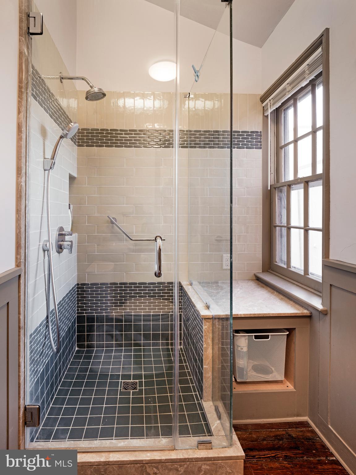 QUEEN VILLAGE - Residential