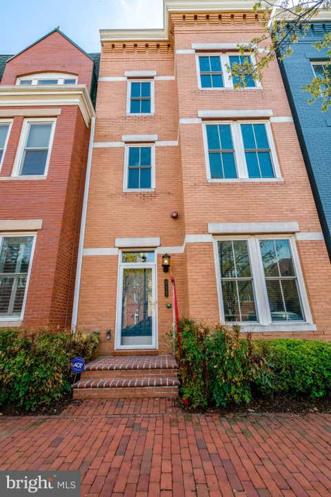 Townhouse For Sale - 713 E Custis Avenue<br/> Alexandria City County, ALEXANDRIA, VA 22301