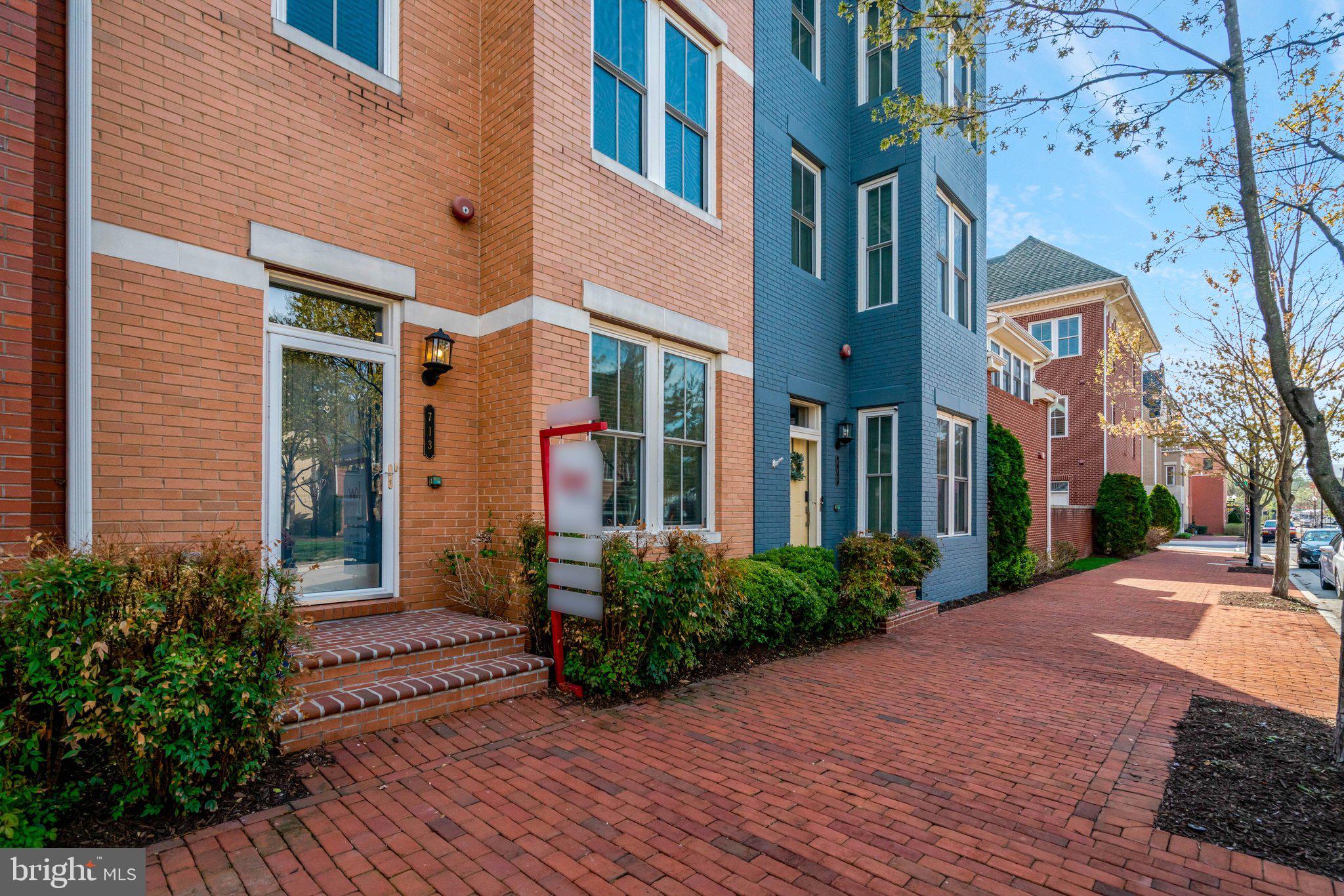 713 E CUSTIS AVENUE