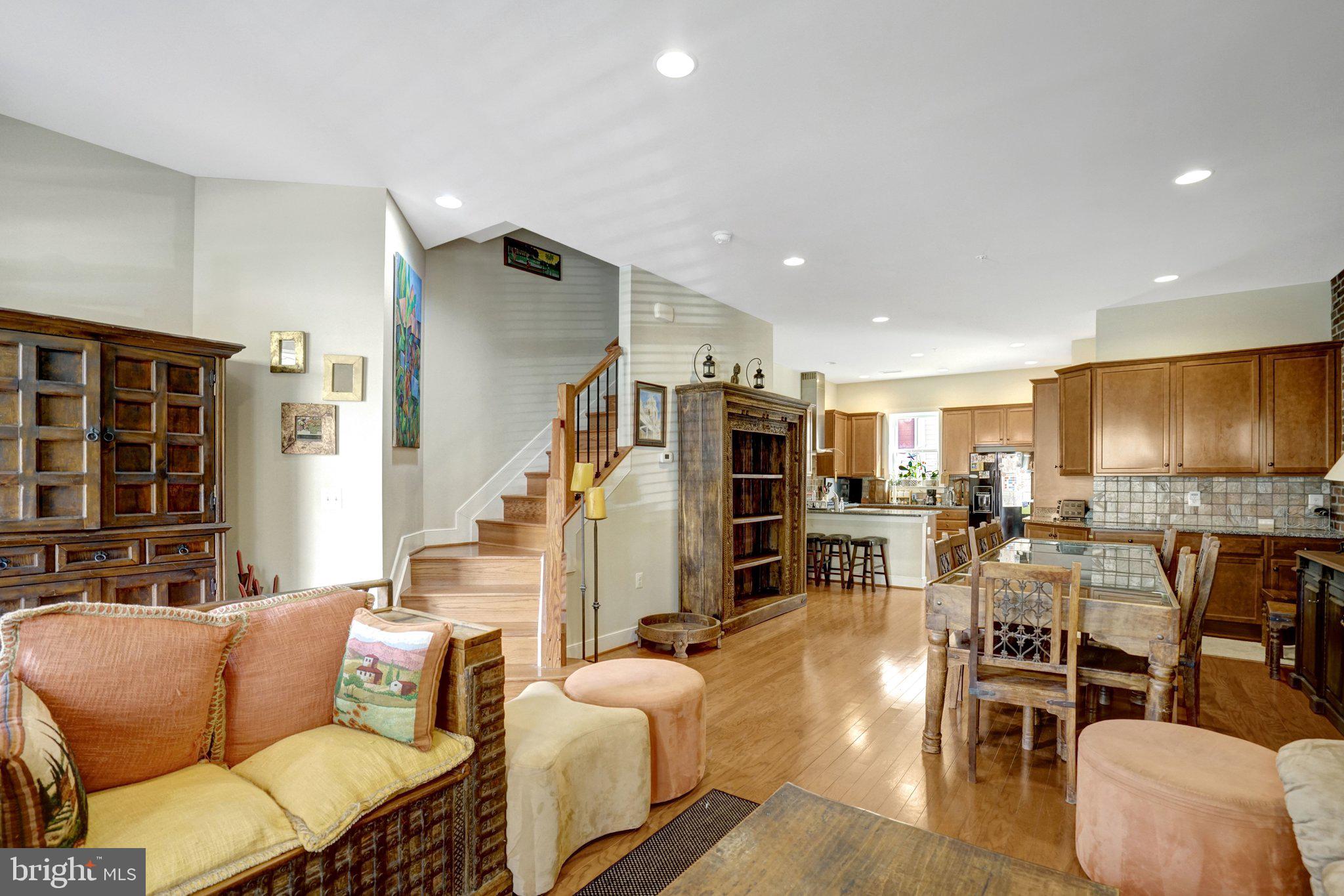 713 E CUSTIS AVENUE